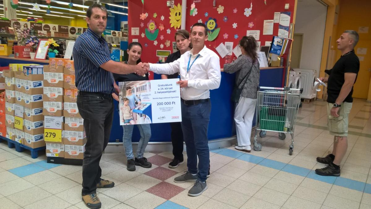 Díj átadása a tapolcai TESCO áruházban